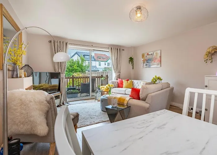 Cheltenham \'Hidden Gem\' With Parking, Walk To Town