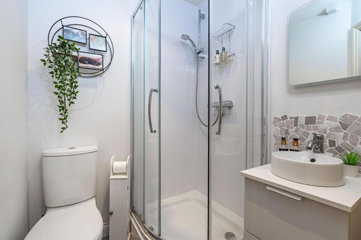 'hidden Gem' With Parking, Walk To Town Cheltenham