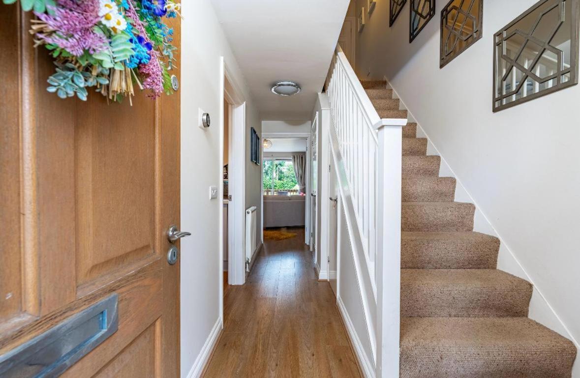 'hidden Gem' With Parking, Walk To Town