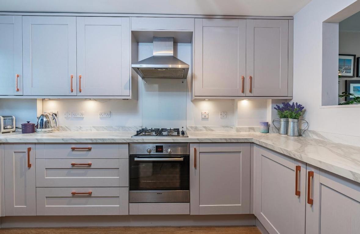 'hidden Gem' With Parking, Walk To Town