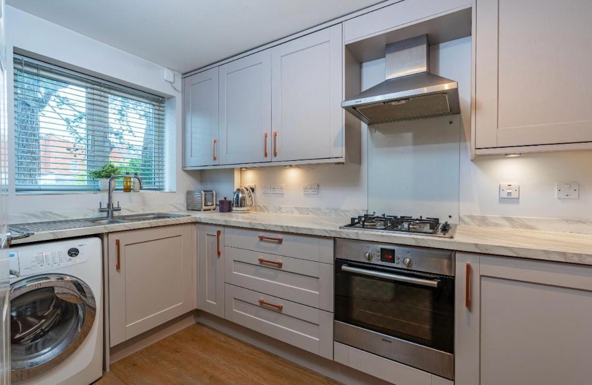 'hidden Gem' With Parking, Walk To Town